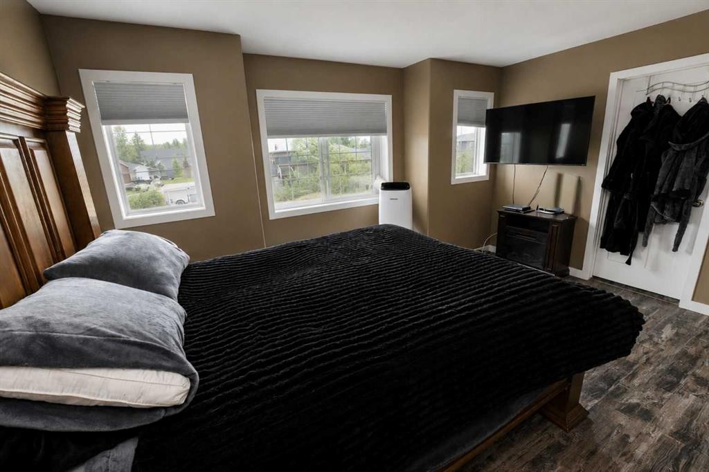 9501 88A Street, Grande Prairie, AB - Indoor Photo Showing Bedroom