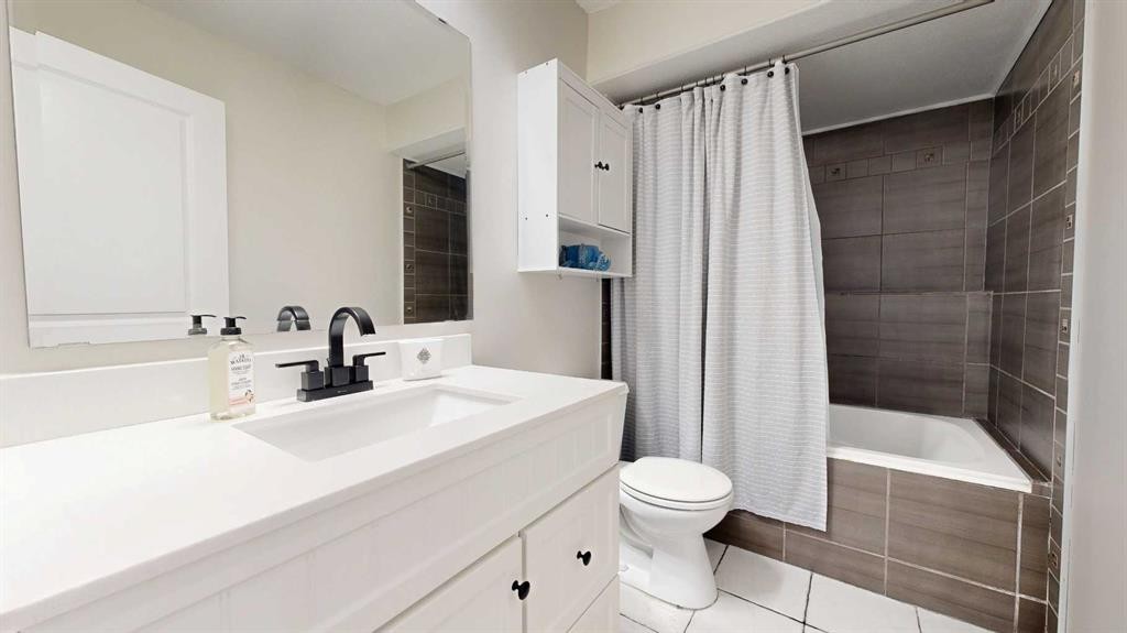 9305 91 Street, Grande Prairie, AB - Indoor Photo Showing Bathroom