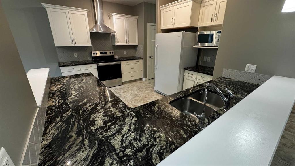 8105 112 Street, Grande Prairie, AB - Indoor Photo Showing Kitchen