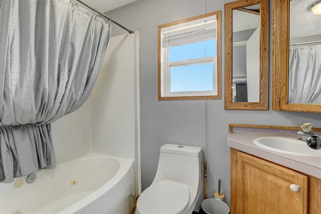 12128 98 Street, Grande Prairie, AB - Indoor Photo Showing Bathroom