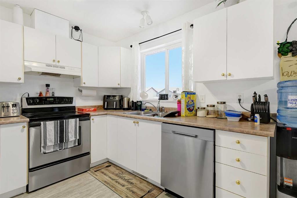 7209 105 Street, Grande Prairie, AB - Indoor Photo Showing Kitchen With Double Sink