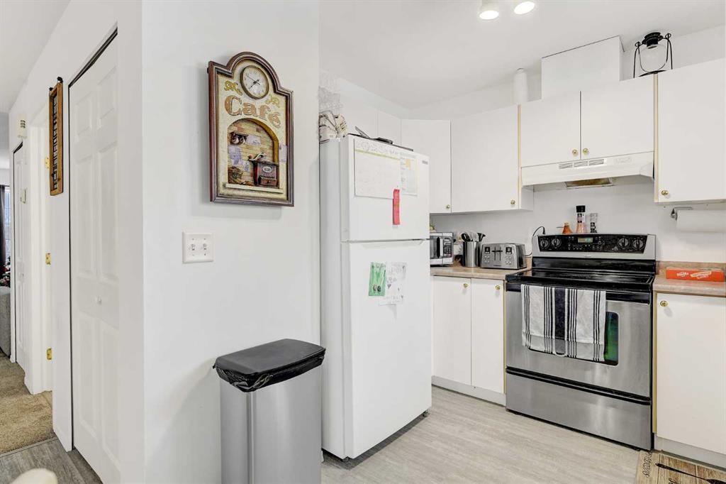 7209 105 Street, Grande Prairie, AB - Indoor Photo Showing Kitchen