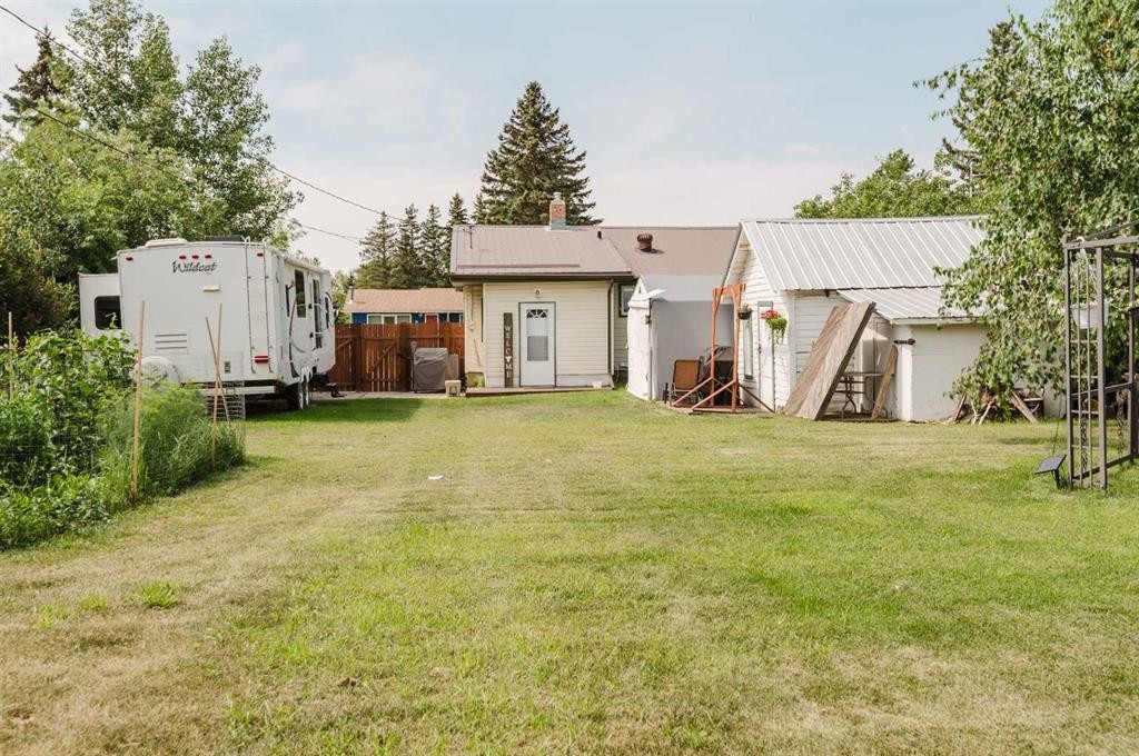908 6 Avenue, Beaverlodge, AB - Outdoor