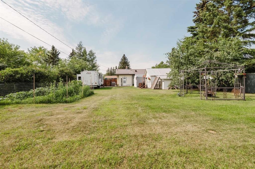 908 6 Avenue, Beaverlodge, AB - Outdoor