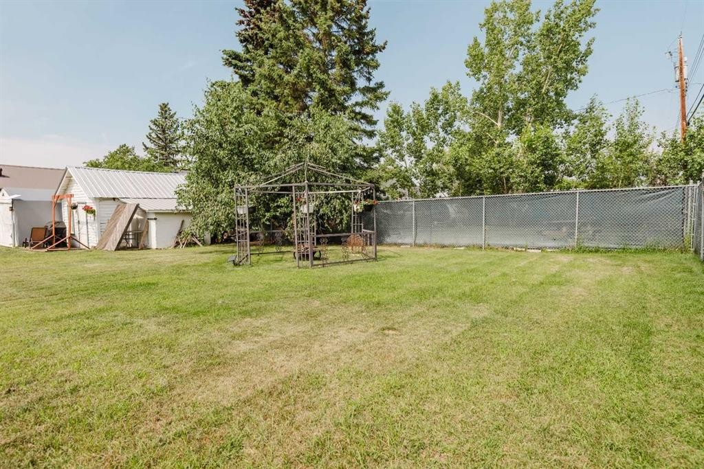 908 6 Avenue, Beaverlodge, AB - Outdoor