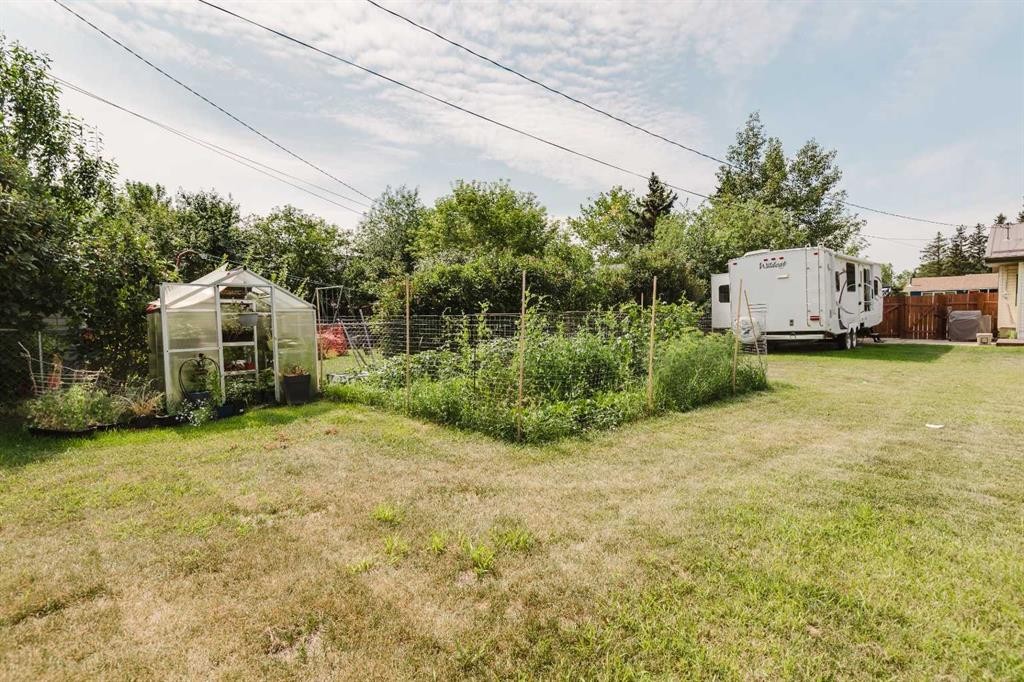 908 6 Avenue, Beaverlodge, AB - Outdoor