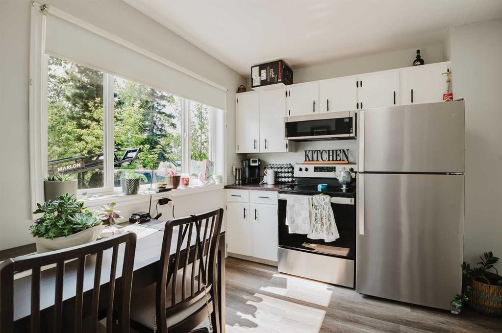 908 6 Avenue, Beaverlodge, AB - Indoor Photo Showing Kitchen