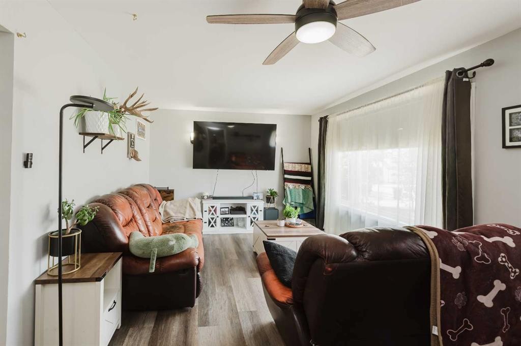 908 6 Avenue, Beaverlodge, AB - Indoor Photo Showing Living Room