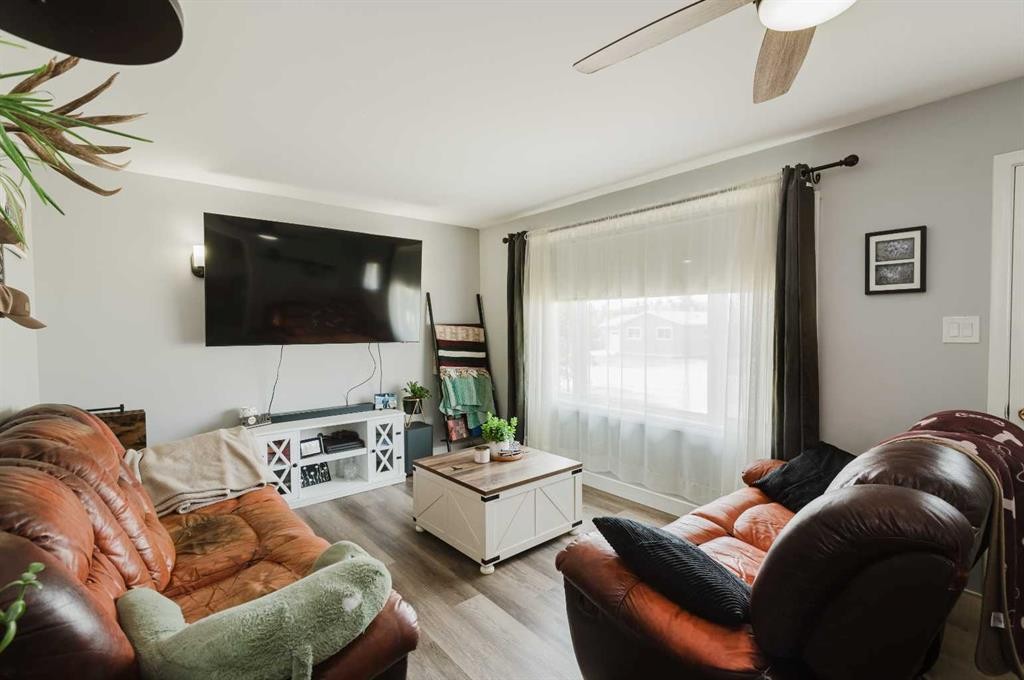 908 6 Avenue, Beaverlodge, AB - Indoor Photo Showing Living Room