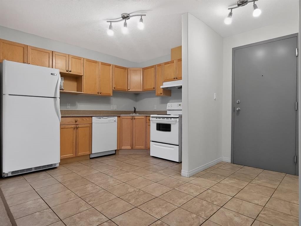 302-9810 96 Street, Grande Prairie, AB - Indoor Photo Showing Kitchen