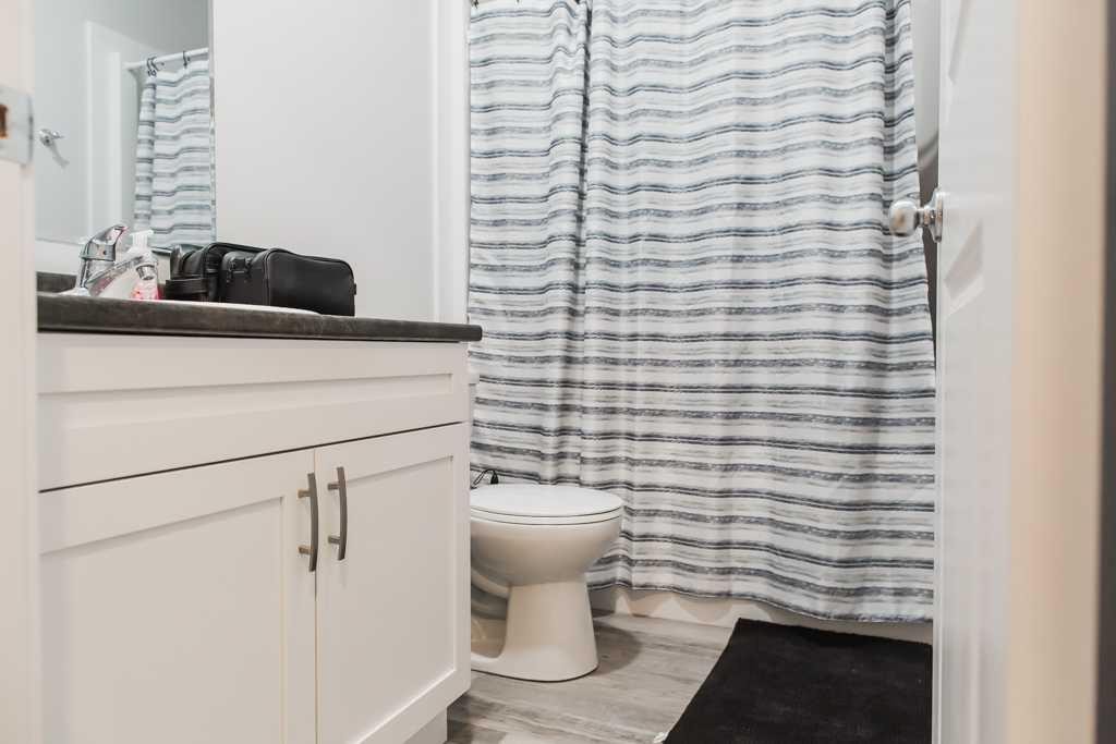 9514 112, Clairmont, AB - Indoor Photo Showing Bathroom