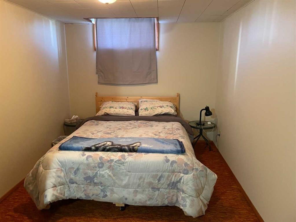 908 6 Avenue, Hines Creek, AB - Indoor Photo Showing Bedroom