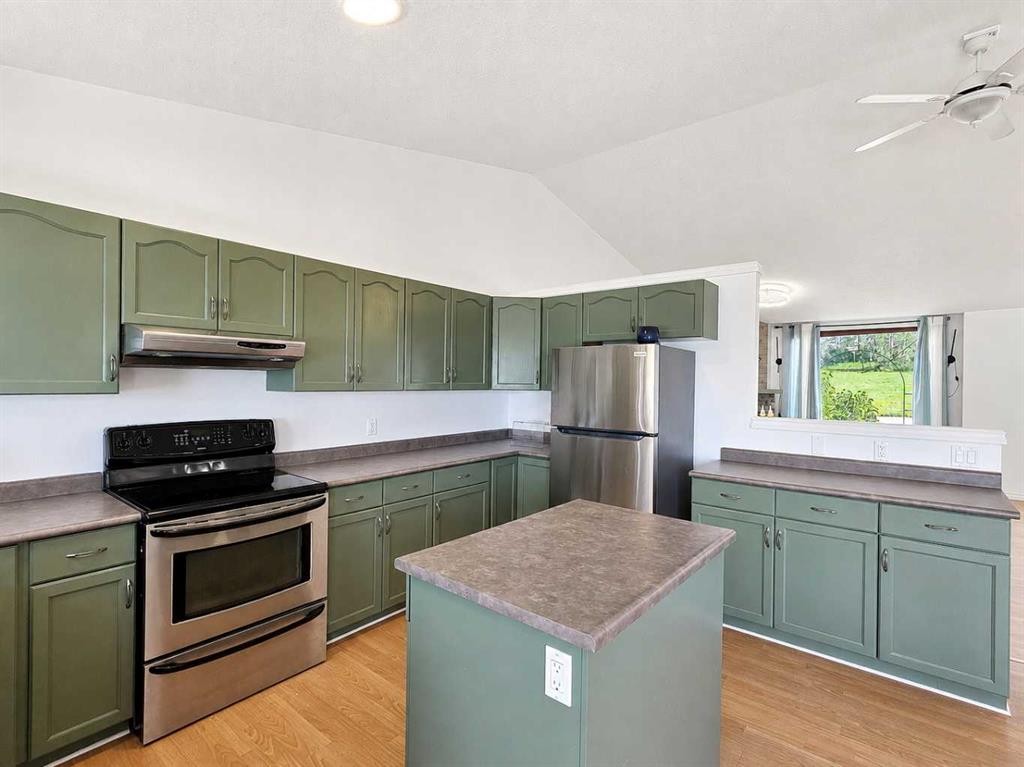 10913 Grande Avenue, Grande Cache, AB - Indoor Photo Showing Kitchen