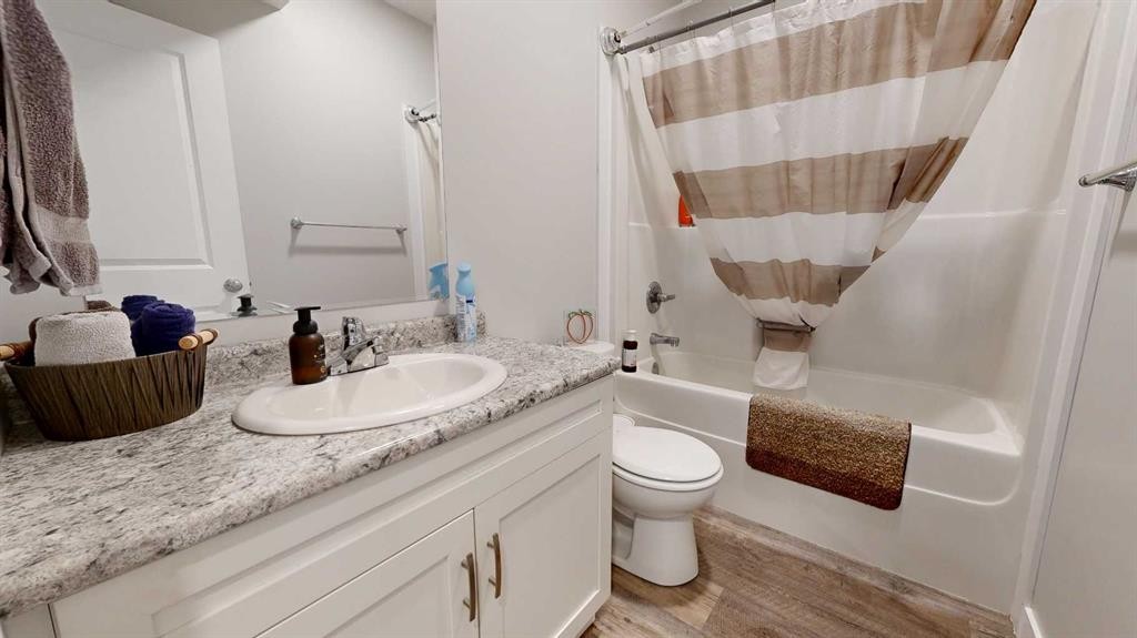 9517 113 Avenue, Clairmont, AB - Indoor Photo Showing Bathroom