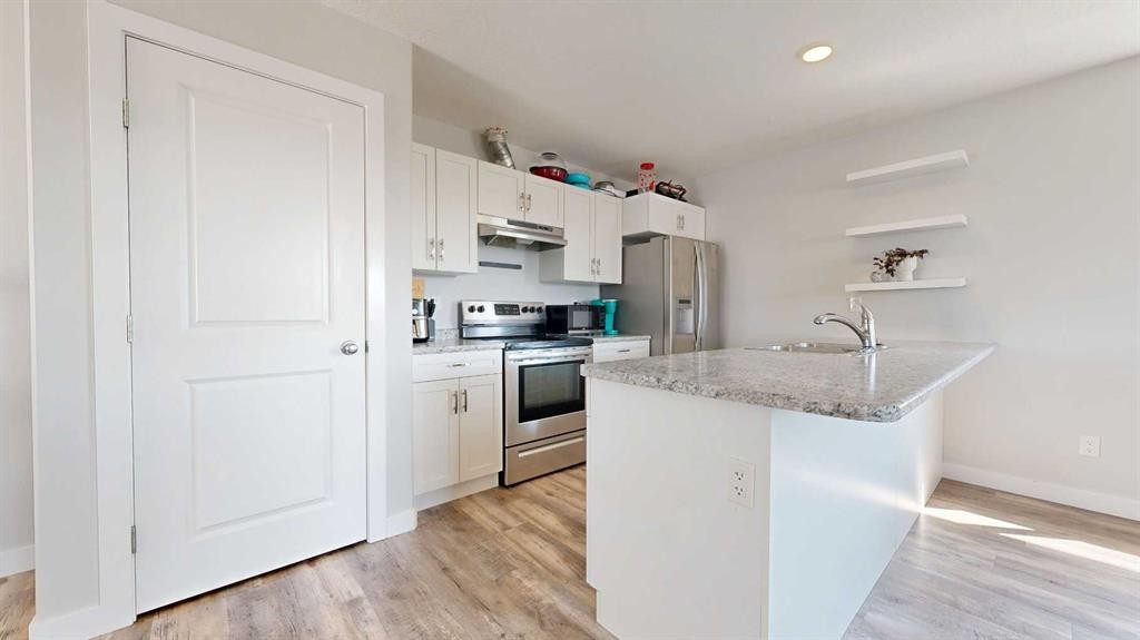 9517 113 Avenue, Clairmont, AB - Indoor Photo Showing Kitchen
