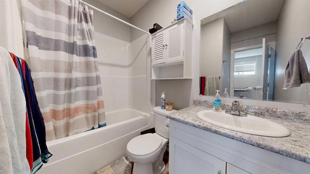 9517 113 Avenue, Clairmont, AB - Indoor Photo Showing Bathroom