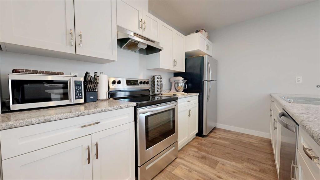 9517 113 Avenue, Clairmont, AB - Indoor Photo Showing Kitchen