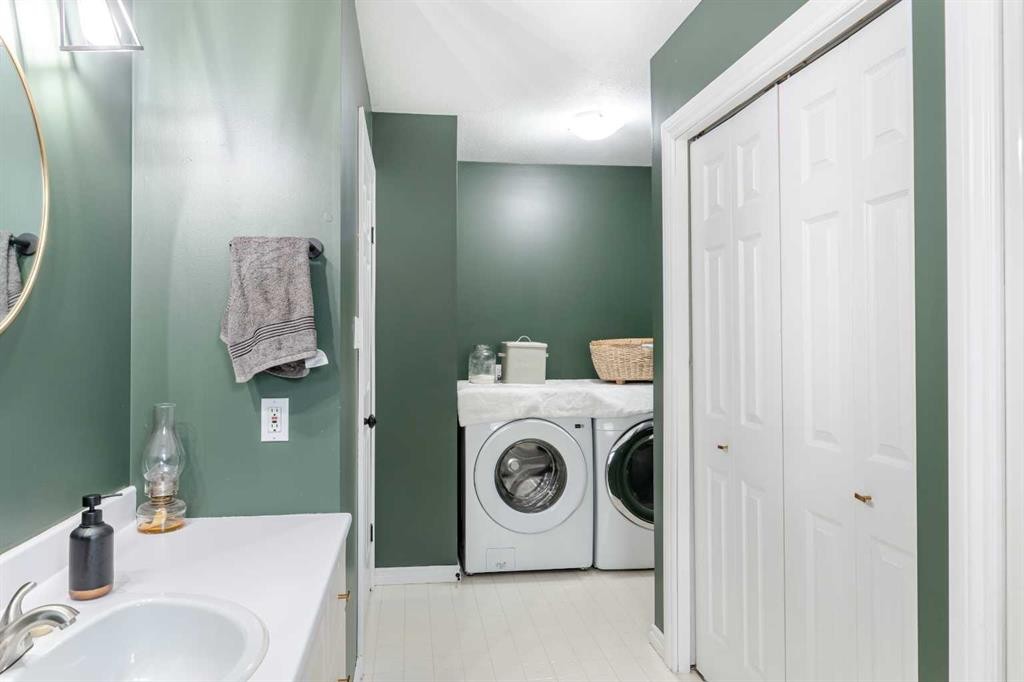 10602 101 Ave, Hythe, AB - Indoor Photo Showing Laundry Room