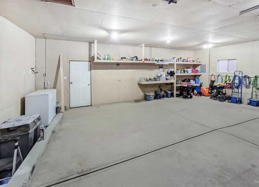 10602 101 Ave, Hythe, AB - Indoor Photo Showing Garage