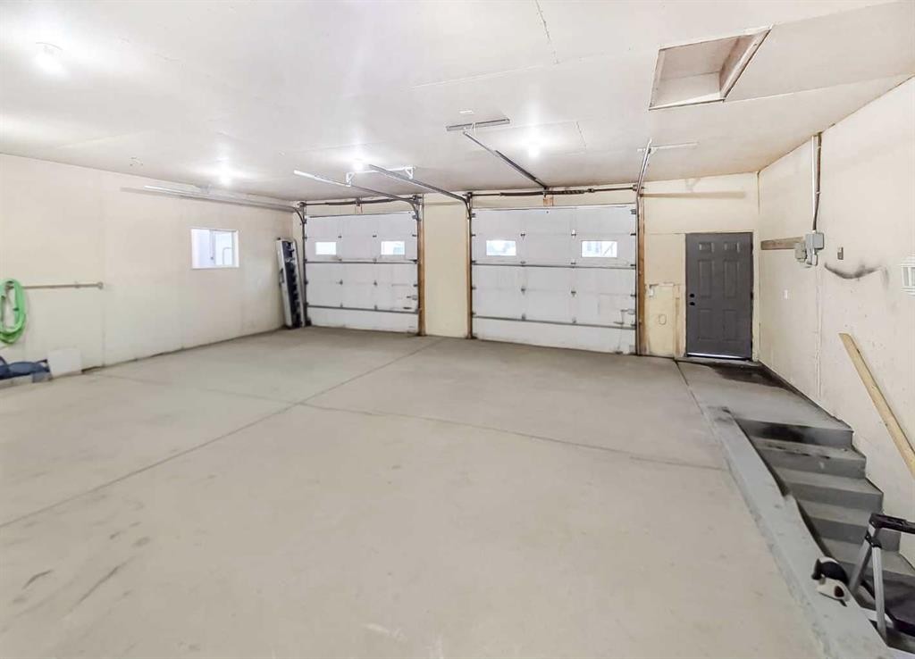 10602 101 Ave, Hythe, AB - Indoor Photo Showing Garage