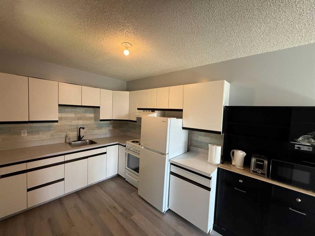 10816 107 Avenue, Fairview, AB - Indoor Photo Showing Kitchen