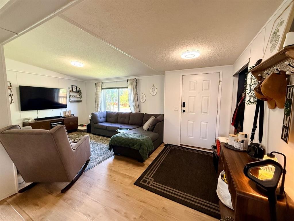 10629 101 Ave, La Crete, AB - Indoor Photo Showing Living Room