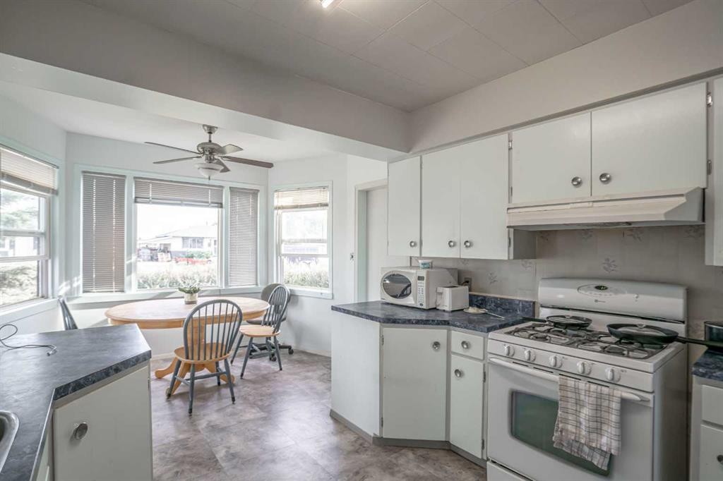 9702 100 Ave, Nampa, AB - Indoor Photo Showing Kitchen