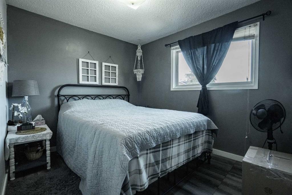 5405 42 Ave, Grimshaw, AB - Indoor Photo Showing Bedroom