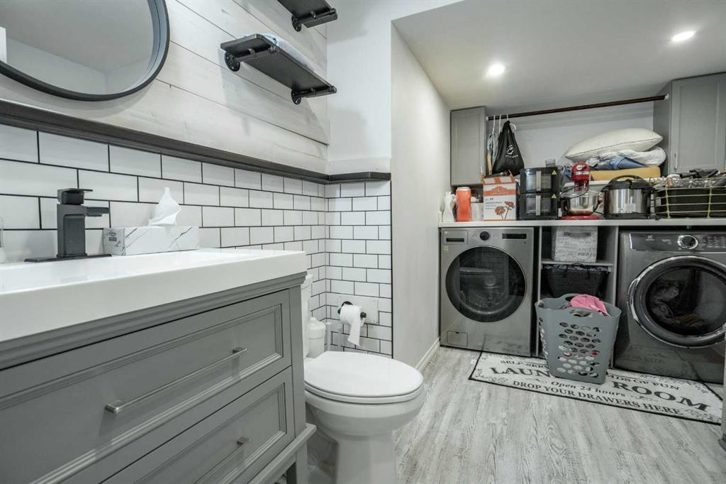 5405 42 Ave, Grimshaw, AB - Indoor Photo Showing Laundry Room