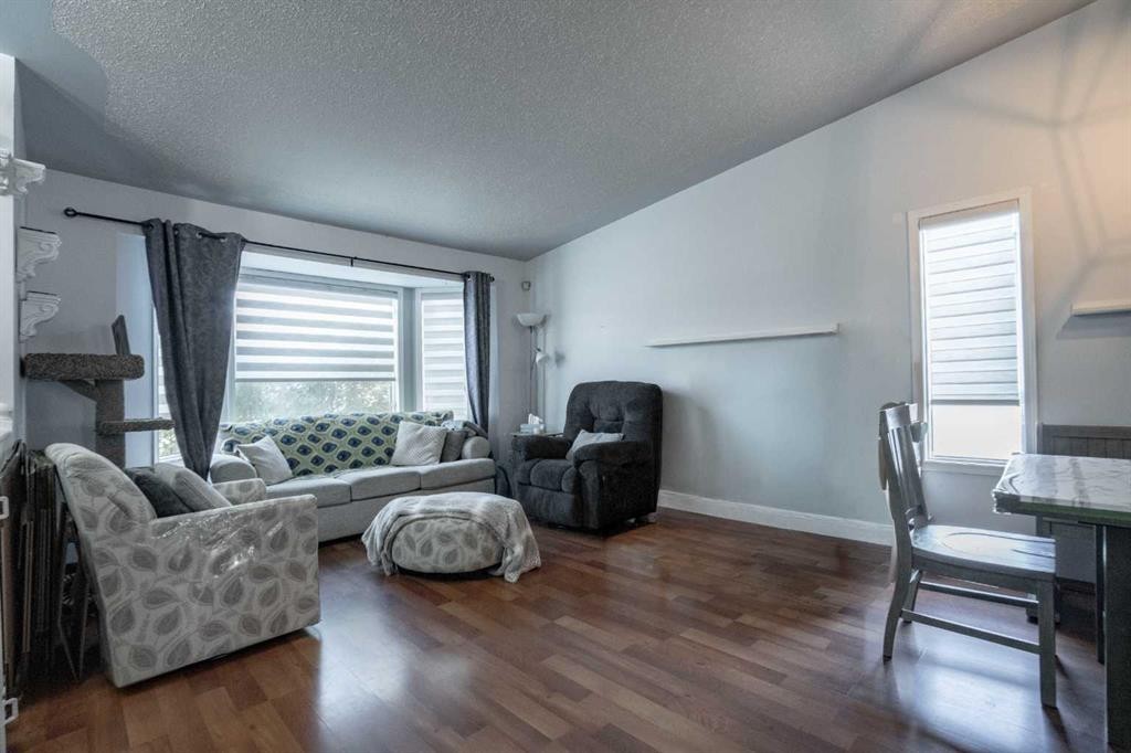 5405 42 Ave, Grimshaw, AB - Indoor Photo Showing Living Room