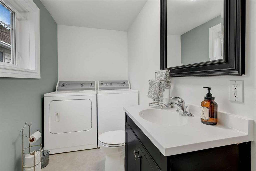 918 5 Avenue, Beaverlodge, AB - Indoor Photo Showing Laundry Room
