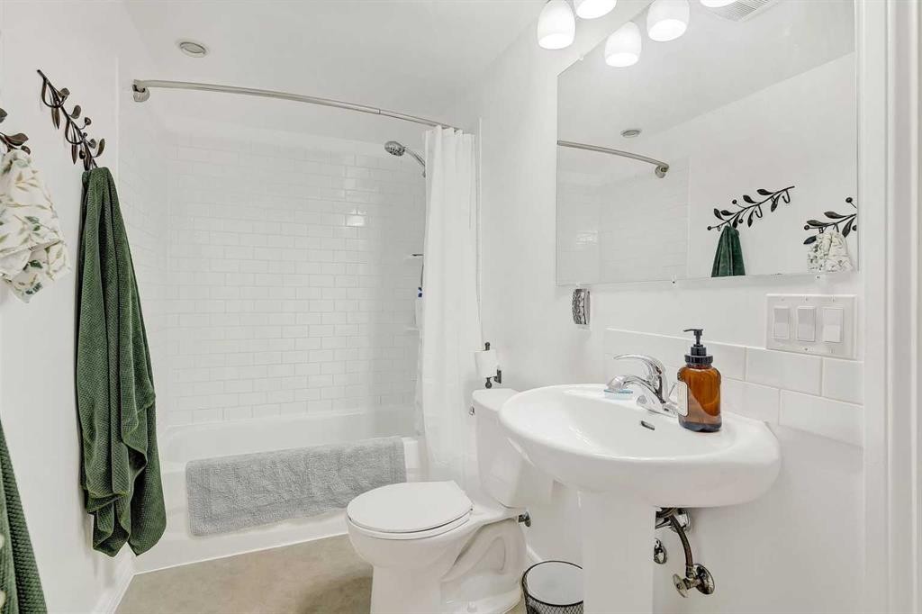 918 5 Avenue, Beaverlodge, AB - Indoor Photo Showing Bathroom