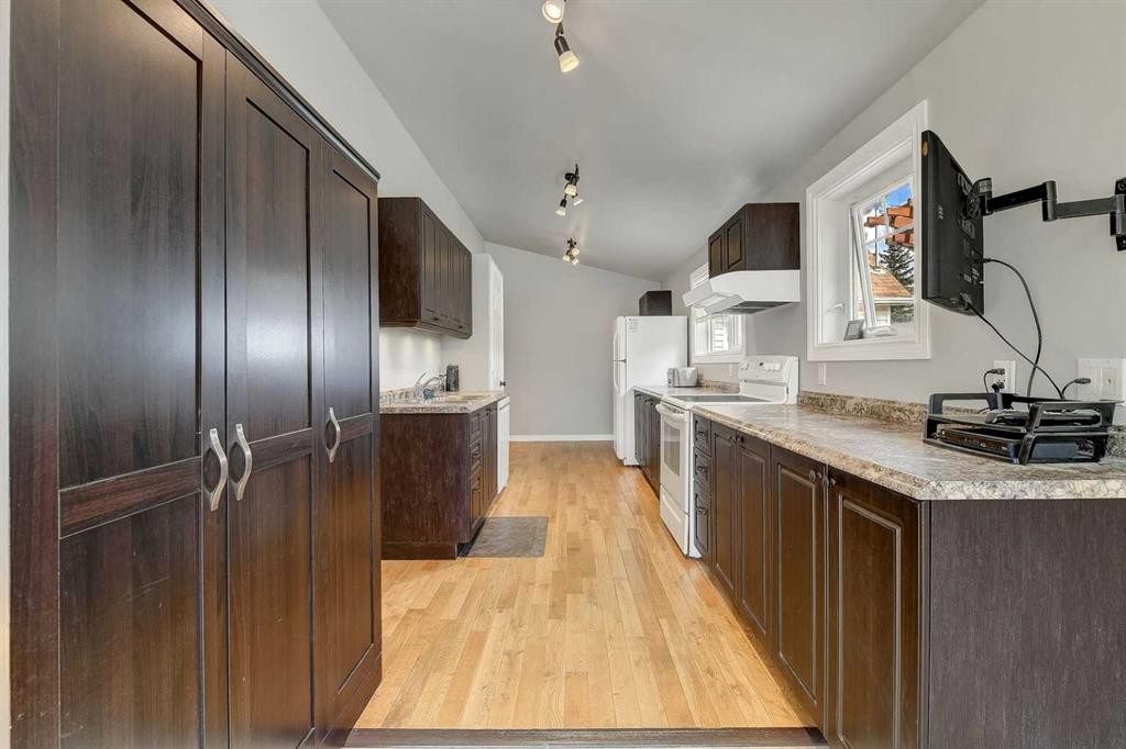 918 5 Avenue, Beaverlodge, AB - Indoor Photo Showing Kitchen With Double Sink