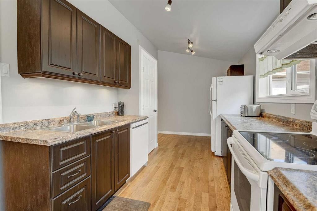 918 5 Avenue, Beaverlodge, AB - Indoor Photo Showing Kitchen With Double Sink