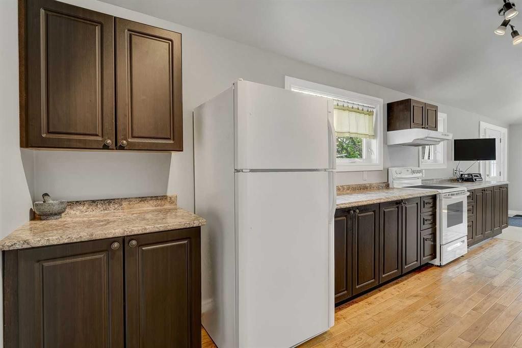 918 5 Avenue, Beaverlodge, AB - Indoor Photo Showing Kitchen