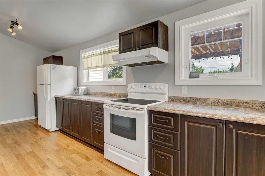 918 5 Avenue, Beaverlodge, AB - Indoor Photo Showing Kitchen