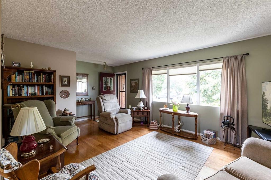 242 11Th Street Ne, Medicine Hat, AB - Indoor Photo Showing Living Room