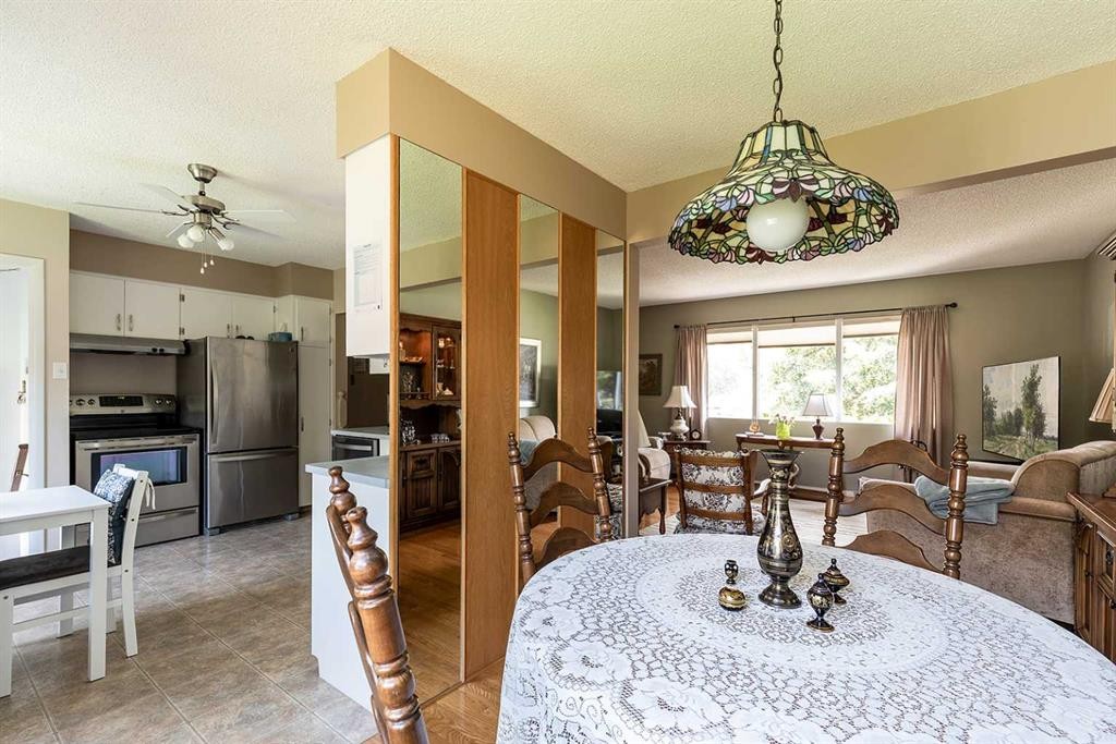 242 11Th Street Ne, Medicine Hat, AB - Indoor Photo Showing Dining Room