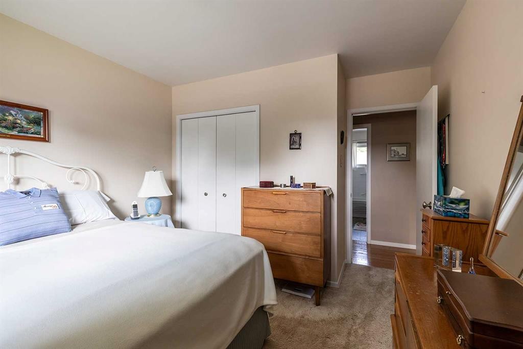 242 11Th Street Ne, Medicine Hat, AB - Indoor Photo Showing Bedroom