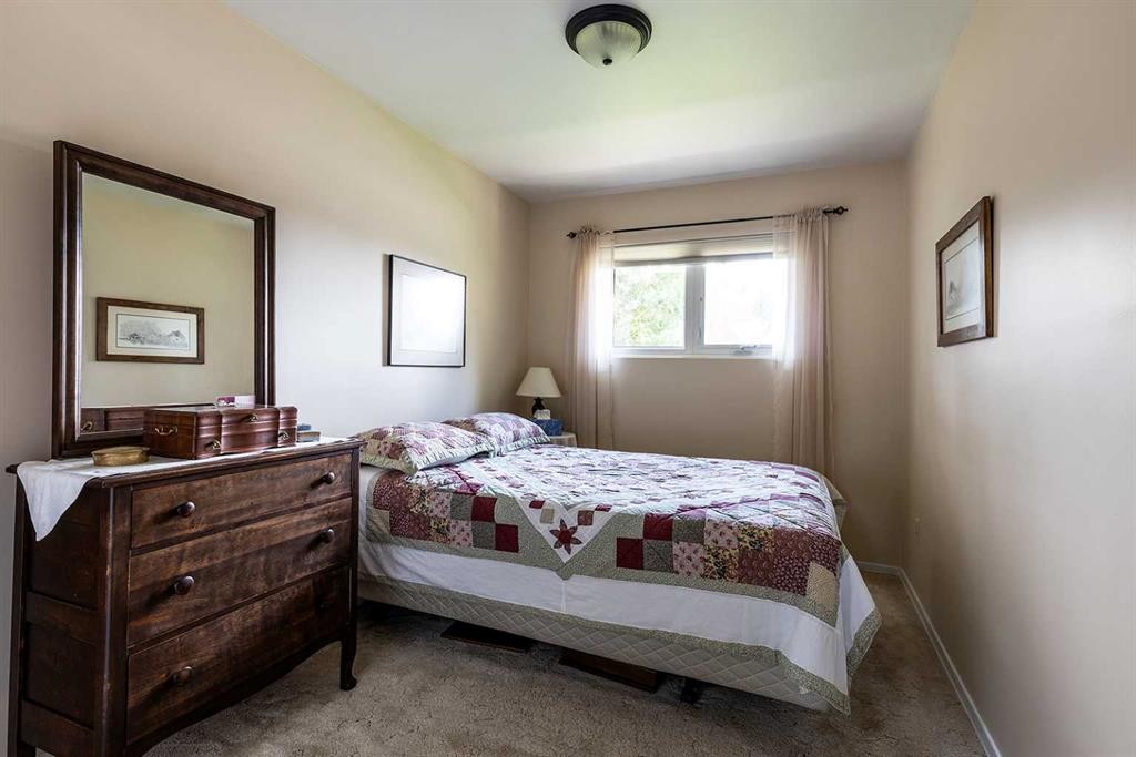 242 11Th Street Ne, Medicine Hat, AB - Indoor Photo Showing Bedroom