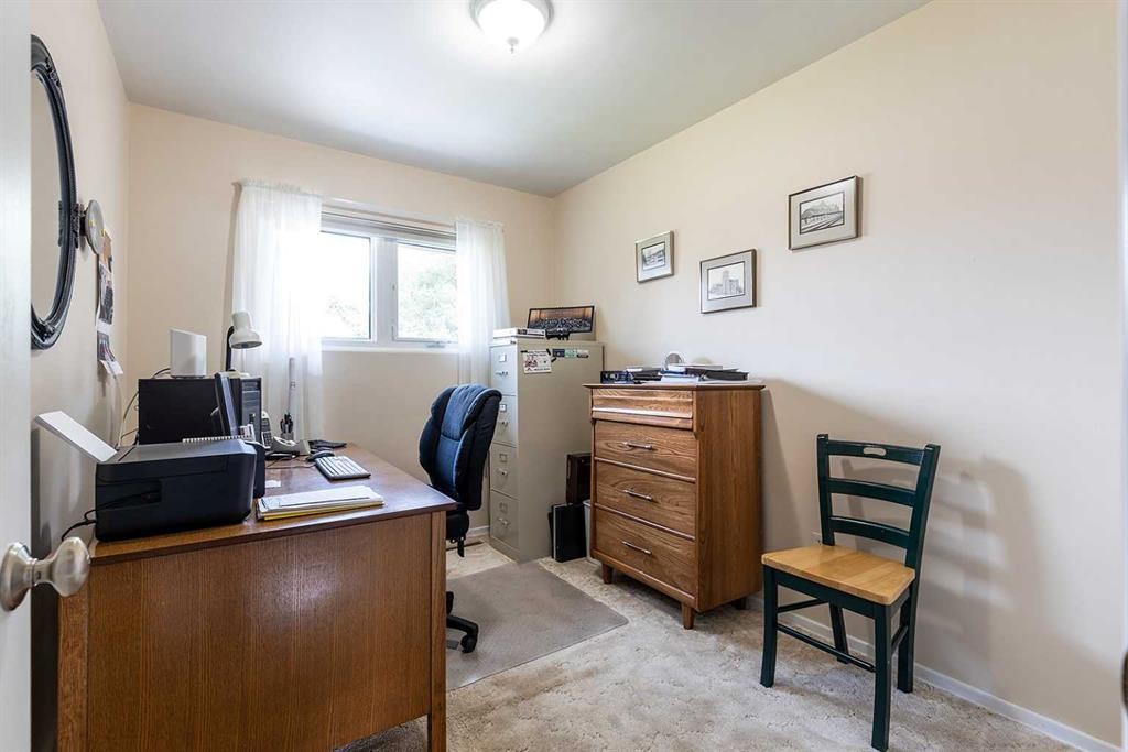 242 11Th Street Ne, Medicine Hat, AB - Indoor Photo Showing Office