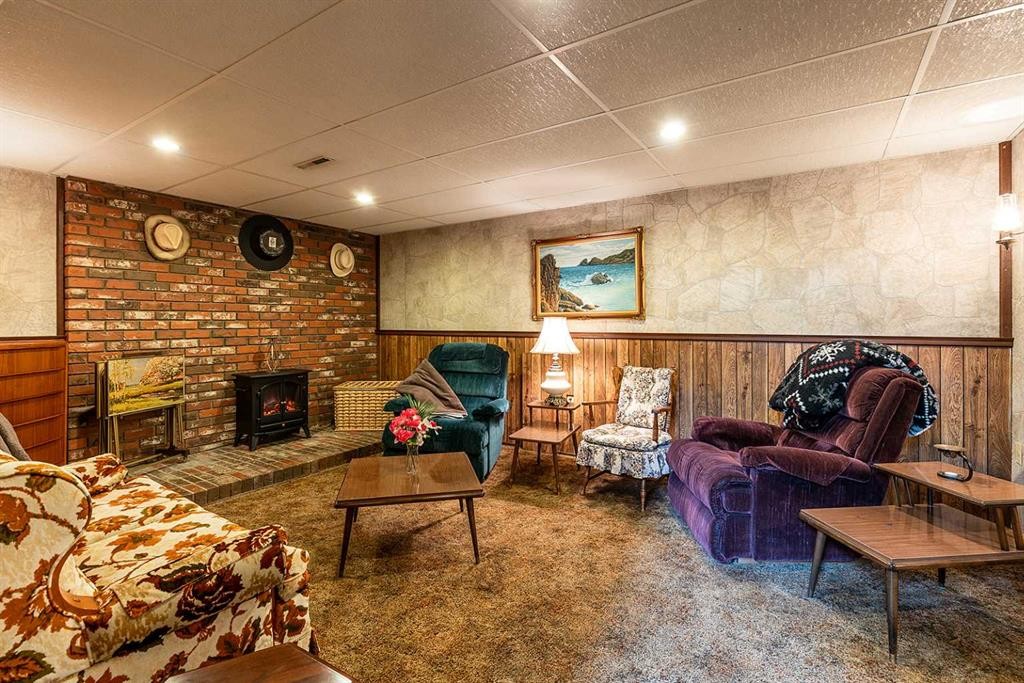 242 11Th Street Ne, Medicine Hat, AB - Indoor With Fireplace