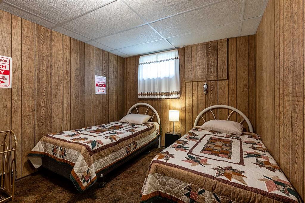 242 11Th Street Ne, Medicine Hat, AB - Indoor Photo Showing Bedroom