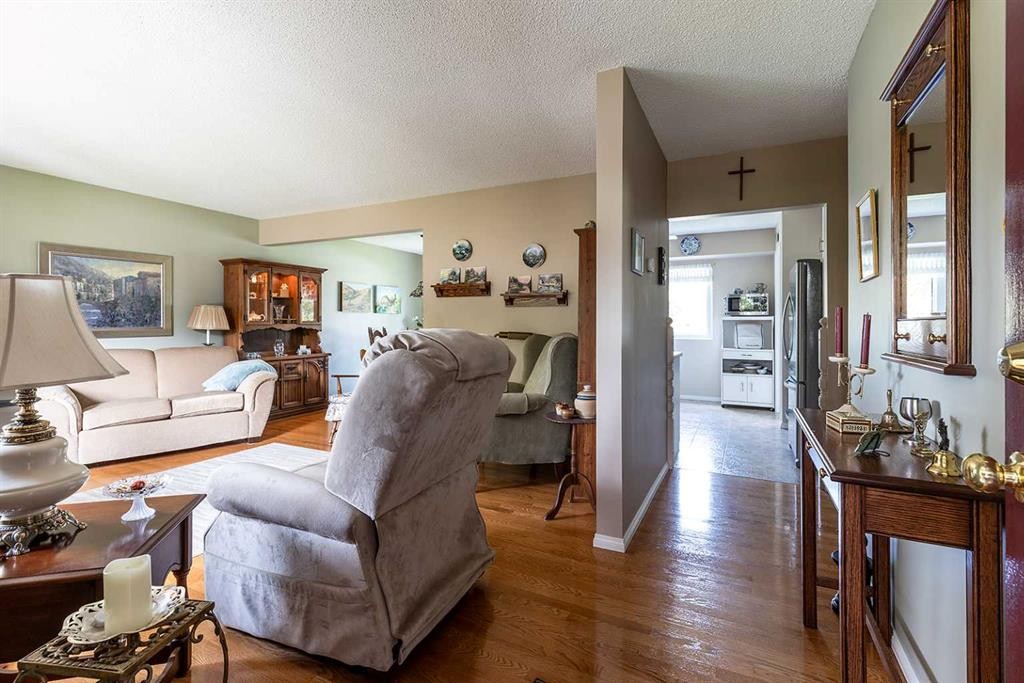 242 11Th Street Ne, Medicine Hat, AB - Indoor Photo Showing Living Room
