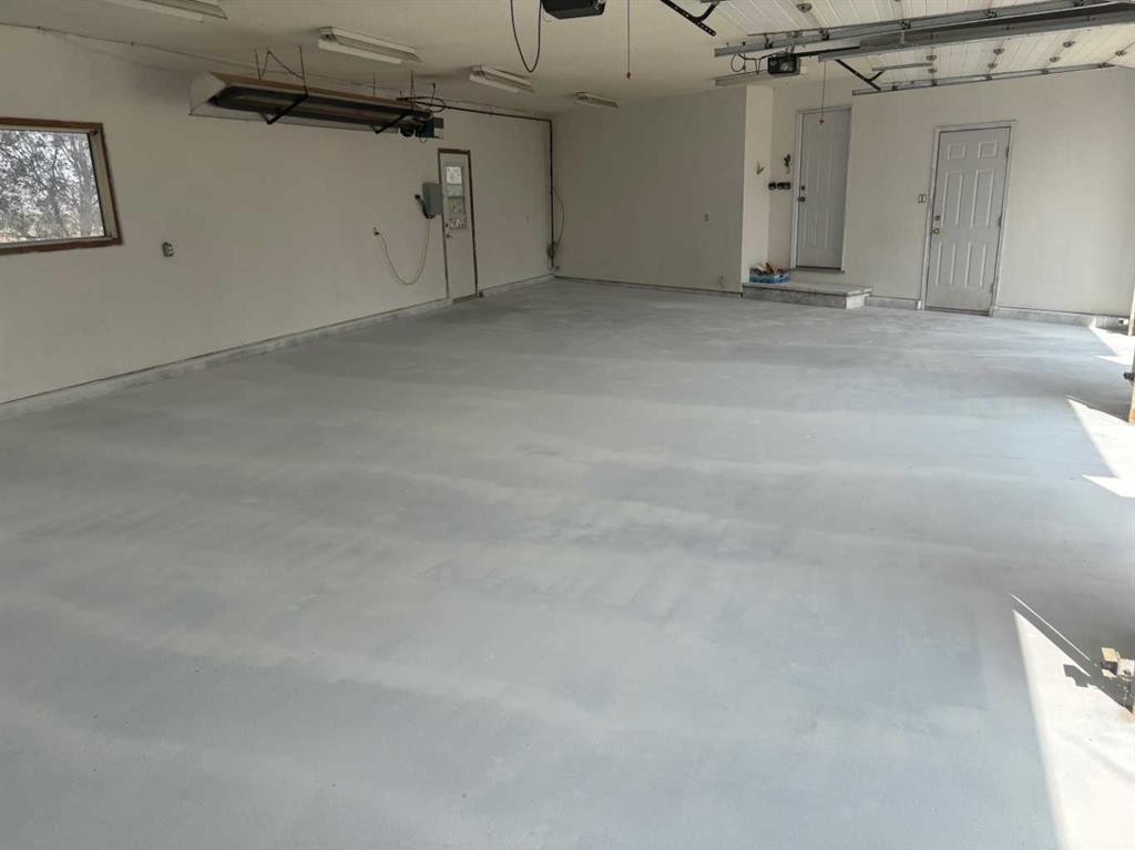 11522 Eagle Butte Road, Rural Cypress County, AB - Indoor Photo Showing Garage