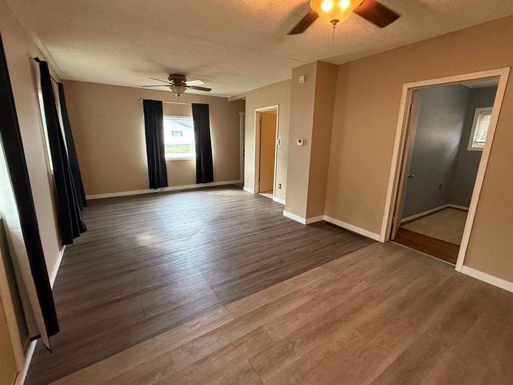 65 Amherst Street, Irvine, AB - Indoor Photo Showing Other Room