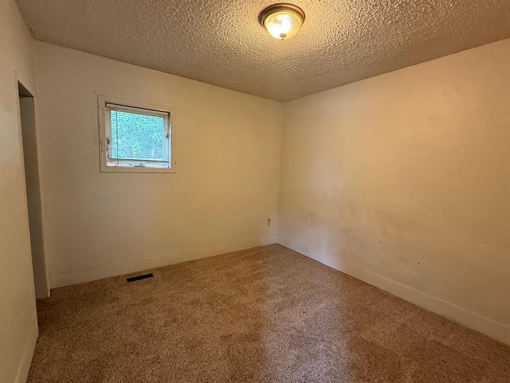 65 Amherst Street, Irvine, AB - Indoor Photo Showing Other Room