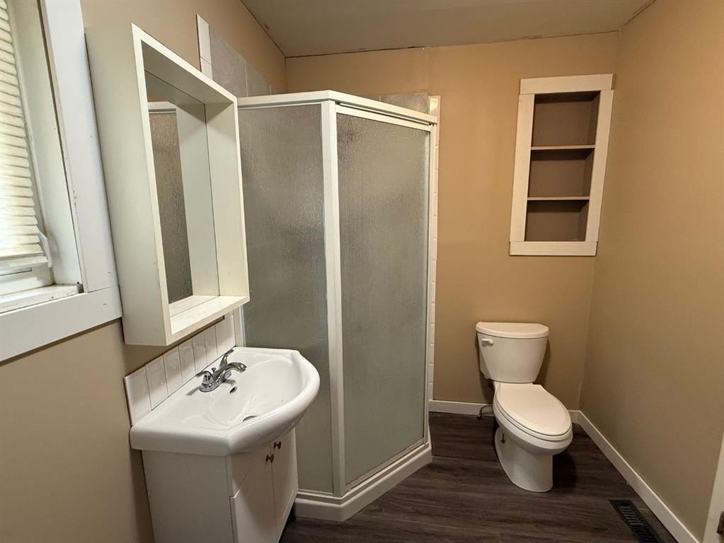 65 Amherst Street, Irvine, AB - Indoor Photo Showing Bathroom