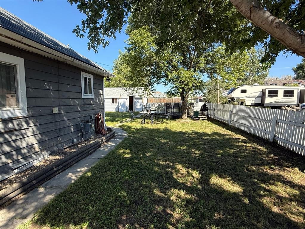 65 Amherst Street, Irvine, AB - Outdoor