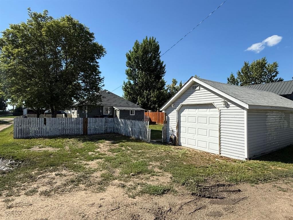 65 Amherst Street, Irvine, AB - Outdoor